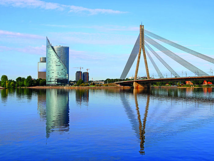 Iögonenfallande. Swedbanks skyskrapa syns över stora delar av centrala Riga, vilket bidrog till den allmänna förargelsen mot banken när den slog till mot de många låntagarna under krisen 2008. Foto: Mostphotos