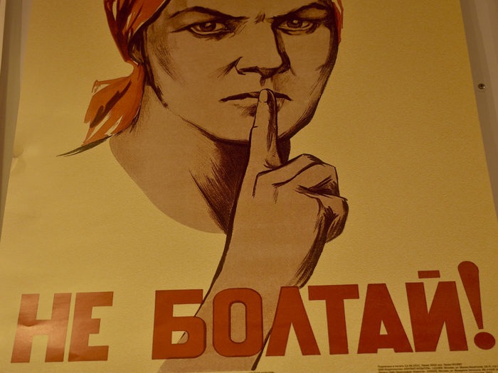 Knäpptyst. Tala inte bredvid mun, uppmanar den sovjetiska affischen i bokhandeln Ruslania Books. De finska företag som är verksamma i Vitryssland väljer att ligga lågt.