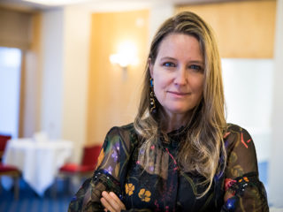 Årets designer 2019 på svenska ELLE-galan. Carin Rodebjer älskar Finland och inspireras av både Marimekko och finländska kvinnor. Foto: Daniela Andersson