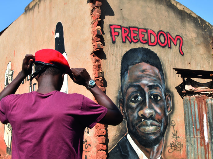 Ikon. Bobi Wine, en populär musiker som blivit ikonisk på en väldigt kort tid som frontfigur för den politiska People Power rörelsen, står målad på en vägg i Kampala. Trots sitt namn, sina röda baretter och revolutionärsretorik handlar People Power inte om kommunism.