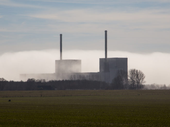 In i dimman. Barsebäcks nedlagda kärnkraftverk i Skåne, insvept i lätt dimma. Sveriges elsystem kommer att bli känsligare och mer omvärldsberoende i takt med att kärnkraften avvecklas.