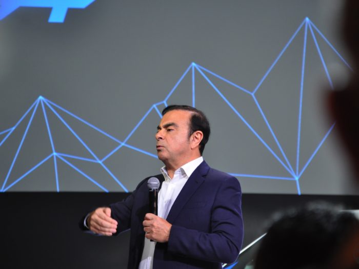 Carlos Ghosn tidigare vd och styrelseordförande för Renault, Nissan och Mitsubishi, var ännu på höjden av sin makt år 2016. Nu är han brottsmisstänkt och avpolletterad. Ghosn var en hård men mycket framgångsrik sanerare av företagsgruppen Renault-Nissan-Mitsubishi. Därmed fick han kultstatus bland japanerna och tillägnades en egen mangaserie samt lunchlåda.