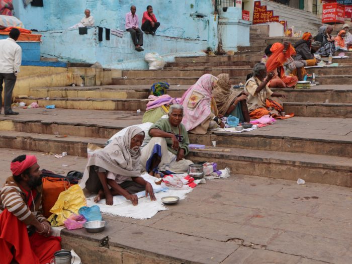 KONTRASTER. I Indien frotterar modernitet med överlevnadskamp och utsatthet, samt andlighet med materialism. Landet har en växande medelklass, men också utbredd fattigdom som är svår att greppa för en västerlänning.
Attribution 2.0 Generic (CC BY 2.0) Flickr / Juan Antonio Segal
https://www.flickr.com/photos/jafsegal/23426271192/