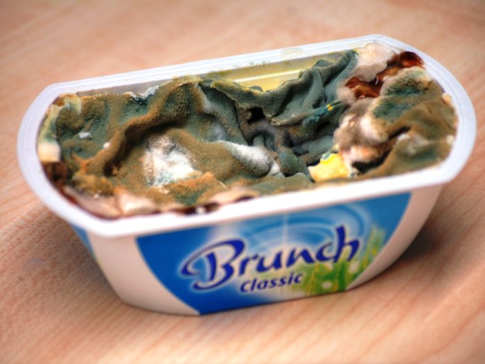 Kylskåpet på jobbet. Varför är atmosfären full med CO2, världshaven späckade med plast, fiskbeståndet sinande och trafikstockningarna oupphörliga? I samtliga fall handlar det om allmänningens dilemma.