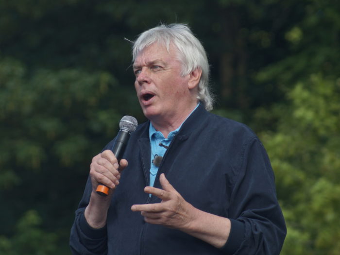 Proffs i sammansvärjning. David Icke är en brittisk professionell konspirationsteoretisk författare och föredragshållare. Sedan 1990 har han koncentrerat sig på frågan ”vem eller vad” det är som ”kontrollerar världen”.