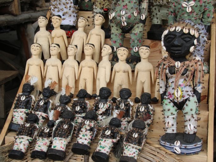 Voodoo. Inom många afrikanska religioner är tron på häxeri och svart magi stark. Inom västvärlden tror vi däremot på vissa trenddieter och träningsmetoder.