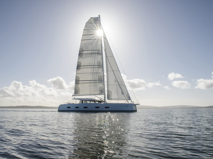 EFTERFRÅGAN PÅ FÖRNYBART. Omställningen  från fossilt till förnybart gäller i högsta grad även inom segelbåtsbranschen. ”Fortfarande behövs  dieselmotorer som backup, men kunderna vill ha en tyst gång också när seglen är nere”, säger Tomas Halmesmäki, vd för Ocean Quality Systems.