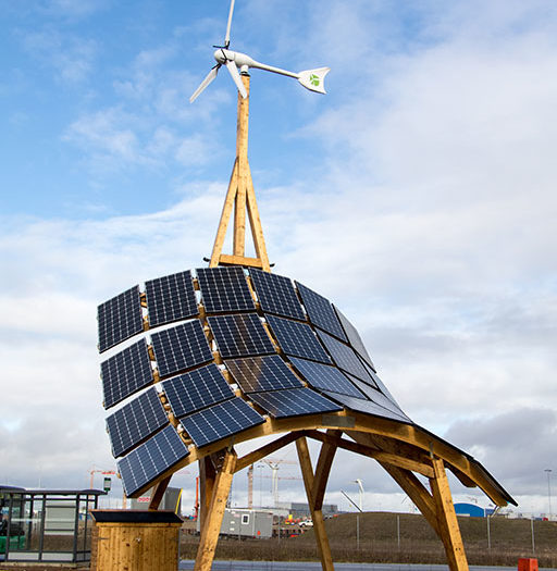 Hybrid. Giraffe 2.0, ett hybridkraftverk (vindkraft och solceller) konstruerat av Innoventum, uppställt vid ESS, European Spallation Source, i Lund, Skåne, Sverige.