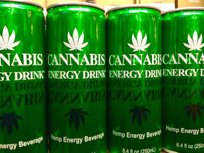 Bong och skål. Även Coca-Cola Company har nyfiket snusat på möjligheten att sälja cannabisbaserade drycker.