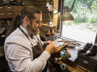 Paljakka Handmade. Jussi Paljakka är antagligen Finlands enda skomakare som gör skräddarsydda skor från början till slut. I England anlitar prins Charles anrika John Lobb, medan man i Finland vänder sig till Paljakka som även har kunder från hela världen.