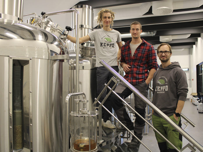 Efterfrågan. Sommaren 2018 överraskades Keppo bryggeri av ett stort sug efter bryggeriets produkter och de råkade ut för lyxproblemet att inte kunna leverera enligt efterfrågan. Foto: Johan Svenlin