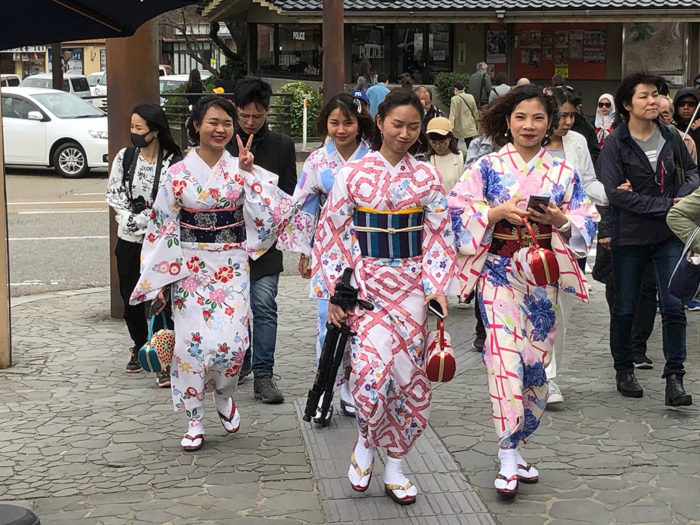 Geisha. Att hyra en kimono och vara geisha för en dag är mycket populärt, i synnerhet bland kinesiska och koreanska turister.