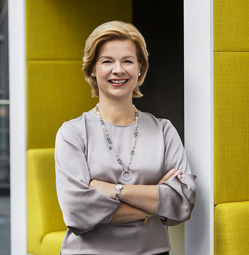 Leende kvinna med armarna i kors.