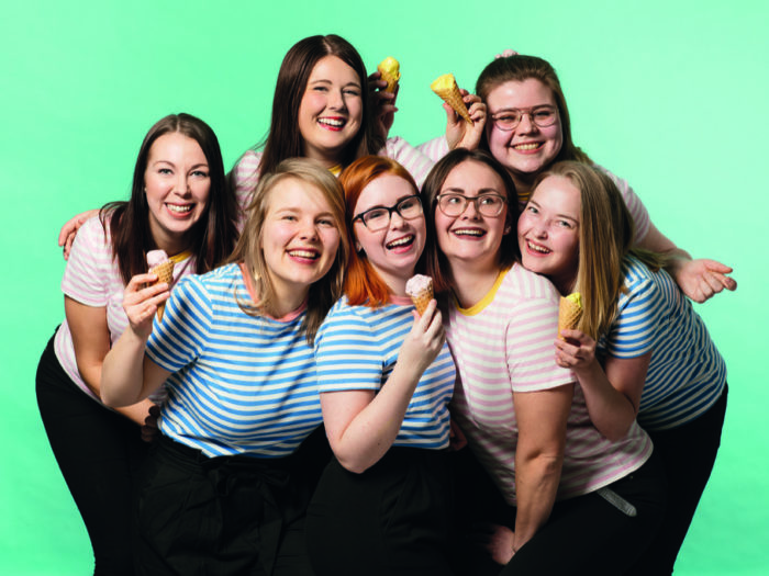 Härtelö-teamet. Uppe från vänster: Roosa Kukkonen och Francesca Åström. Nere från vänster: Mirva Sorsila, Annika Ikonen, Kaisa Andersson, Hilma Koskinen och Anni Niskakoski. Foto: Härtelö