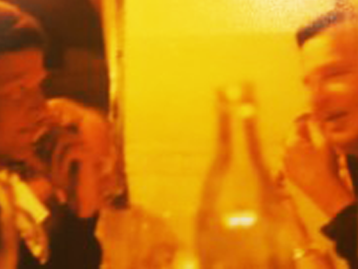 Olof Palme t h och Henric Borgström t v dricker INTE rose'vin i Almedalen 1984, inte andra somrar heller. Foto: Bertil Jacobson