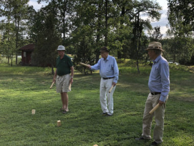Förra sommaren övergick vi till kubb, fr v Hans Tson Söderström, tidigare SNS och professor i nationalekonomi, Assar Lindbeck och t h Henric Borgström.