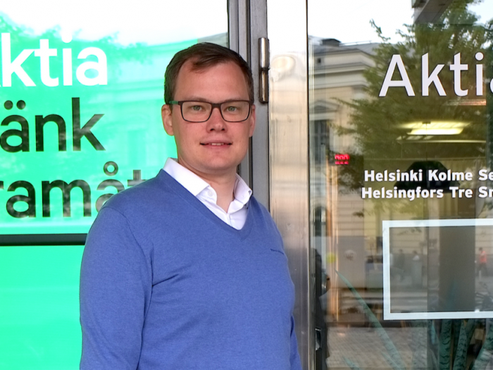 Lasse Corin, uppvuxen i Björneborg, är ekonomie magister från Hanken. Han har tidigare jobbat som analytiker vid Finansinspektionen och OP.