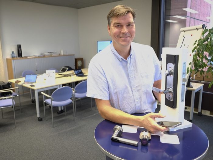Ett gammalt lås kan digitaliseras
genom att man fäster en adapter med smart elektronik på insidan av dörren, berättar Bitwards vd Eljas Saastamoinen. Foto: Patrik Harald