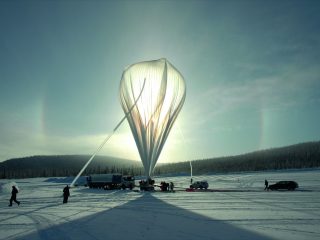 En stratosfärisk ballong sätts till väders vid Esrange Space Center. Med ballonger kan man
studera bland annat kosmisk strålning och magnetfält i heliosfären. Foto: SSC