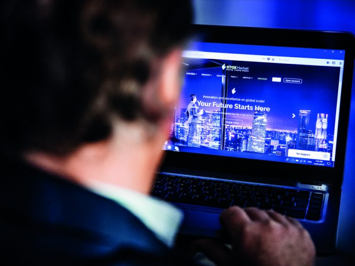 Bluffsajterna utlovar hög avkastning till liten risk. Kunderna manipuleras skickligt att placera mer och mer, men till slut är pengarna borta. Foto: KSF Media-Arkiv/Cata Portin