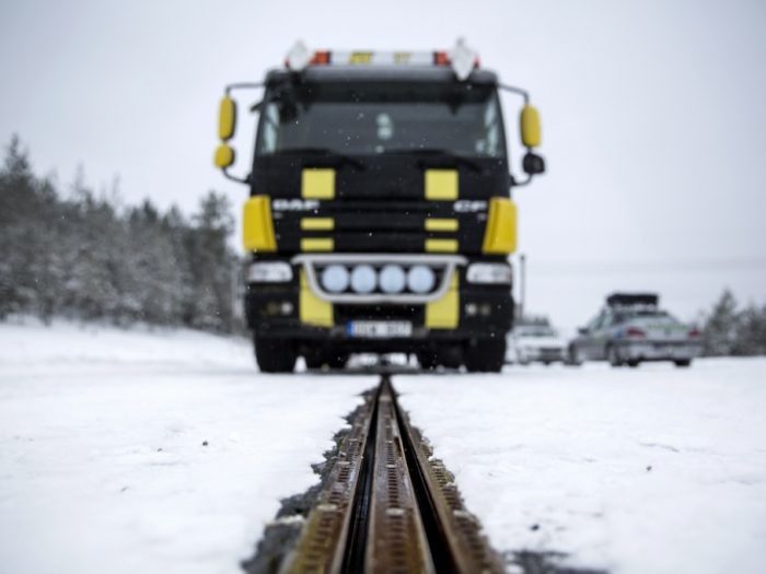 Vid konduktiv överföring matas elen
från en överhängande ledning eller som
här från en skena i vägbanan.