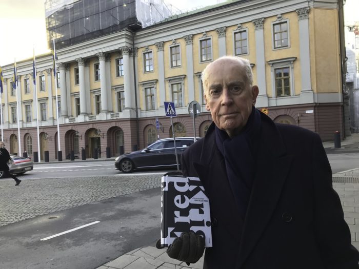 ЇЇÖrjan Berner är en av Sveriges mest erfarna diplomater. Som ung arbetade
han på ambassaden i Kina, därefter som ambassadör i Polen, Indien, Tyskland,
Ryssland med sidoackreditering i Georgien samt i Frankrike. Vid 75 års ålder
fick ha göra ett kortvarigt inhopp på ambassaden vid Salutorget i Helsingfors.