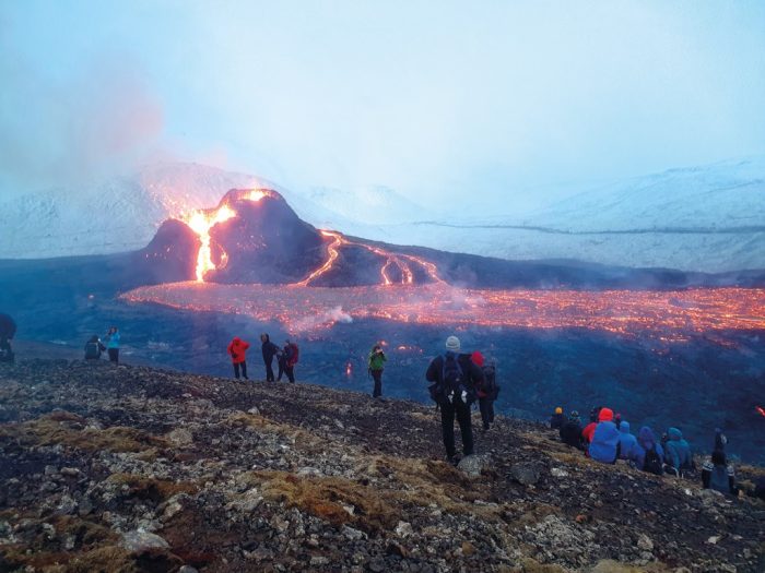 Vid Fagradalsfjall väller 1 250 grader het lava ut med cirka fem kubikmeter i sekunden. Foto: Wikimedia commons/Berserkur