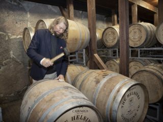 I den här 160 år gamla källaren med väggar av natursten mognar 100 000 liter whisky i ektunnor. Byggnaden var ursprungligen Sörnäs bryggeris öllager, berättar Helsinki Distilling Companys Kai Kilpinen.