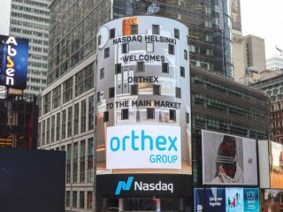 Orthex välkomnas till börsen på Nasdaqs reklamtavla i New York den 25 mars, när aktien började säljas på prelistan. Börsnykomlingen Sitowise höll samma tidtabell. Foto: Nasdaq