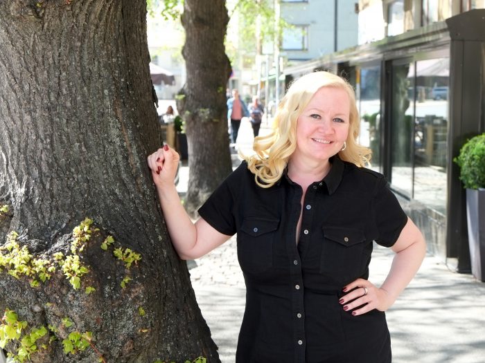 Trots att Lotta Backlund inte gjort ståuppkomik på över tio säger hon att det är i den rollen folk tenderar komma ihåg henne.