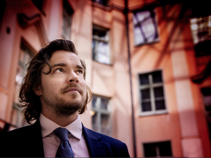 Dimitri Qvintus som är uppvuxen i en helfinsk miljö blev i tonåren tvåspråkig via fotbollen
i Kyrkslätt. ”Det skedde genom ett aktivt val, hemifrån hade jag fått en nyfikenhet att lära mig nya saker.”