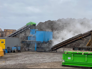 Krossenergin
får vattnet i
bottenaskan att förångas.